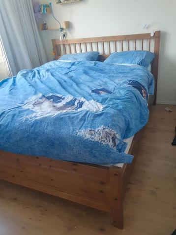 Stevig houten tweepersoonsbed 1.60 bij 2.00 met lattenbodem