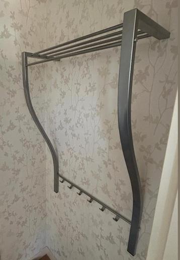 Kapstok spinder met tas vol hangers