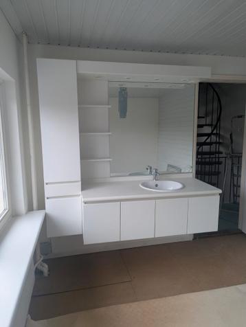 Gratis wandmeubel voor salon of badkamer