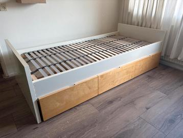 Gratis eenpersoons bedframe met opberglades
