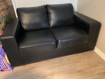 Zwarte tweezitsbank gratis af te halen