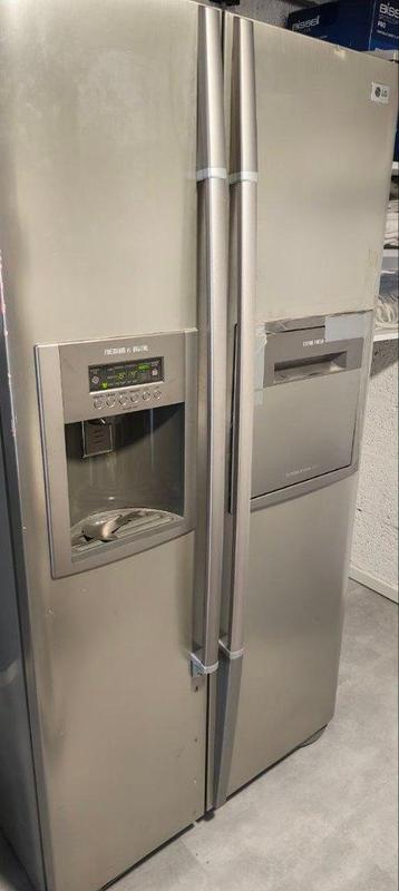 Gratis af te halen: ruime LG Amerikaanse koelkast / vriezer.