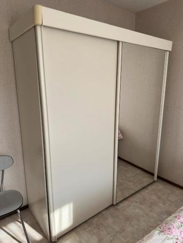 Klerenkast met spiegel gratis op te halen