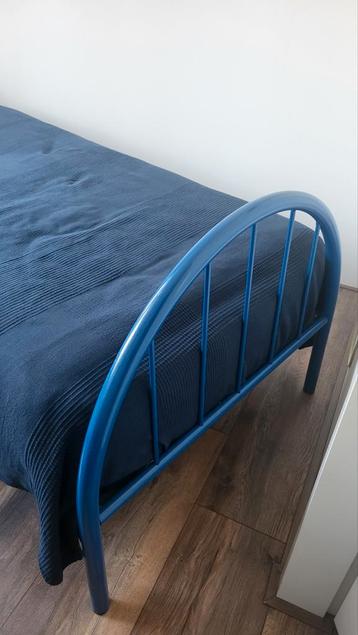 Eenpersoons jongensbed - Blauw metalen frame