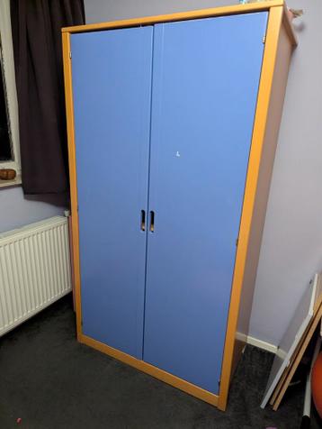 2 degelijke kasten (kleding/opberg)