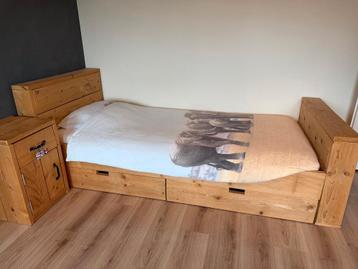 Steigerhouten eenpersoonsbed, kledingkast en nachtkastje.
