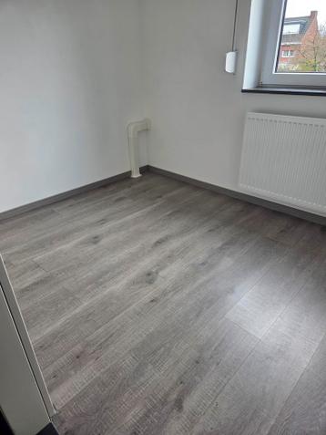 In nette staat grijze/beige en bruine laminaat