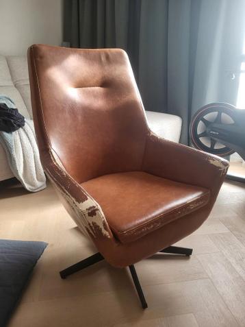 Stoel met versleten armleuningen gratis af te halen