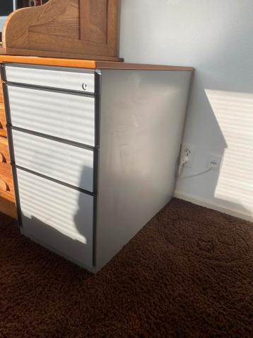 Archief lade kast voor bij een  bureau