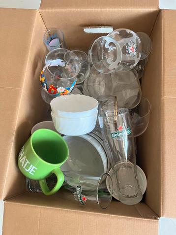 Verhuisdoos vol glazen, borden, schaaltjes en mokken
