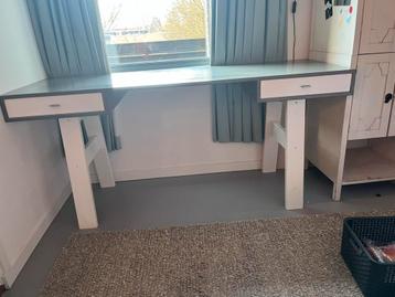 Gratis bureau - Leuk model, heeft likje verf nodig