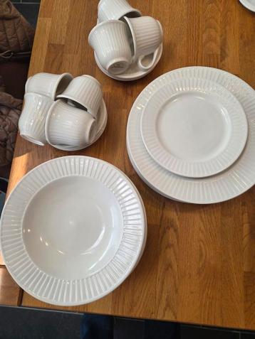 Wit servies met ribbels