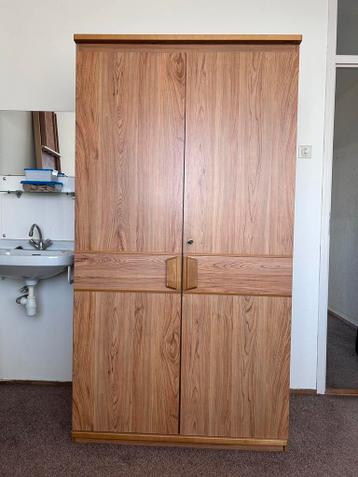 Praktische kledingkast met hang- en legruimte