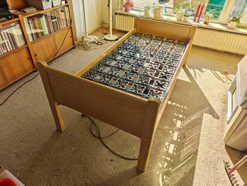 2x Eenpersoonsbed van Vroomshoop Meubelen met lattenbodem