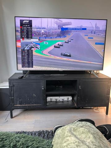 Robuust zwart tv-meubel, likje verf en als nieuw