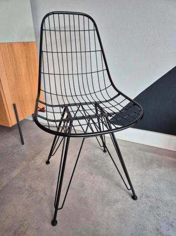Zwarte metalen draadstoel in Vitra-stijl