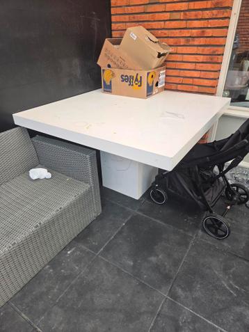 Grote witte tafel, ideaal voor buiten of als werktafel