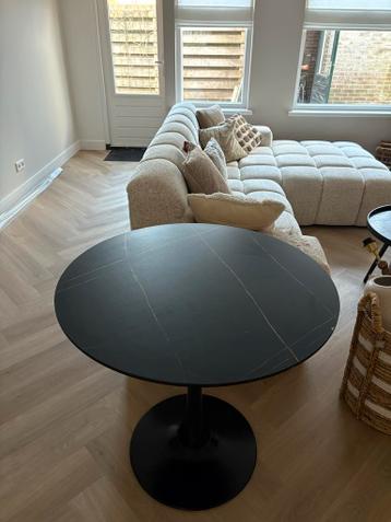 Stijlvolle zwarte bijzettafel/eettafel met marmerlook