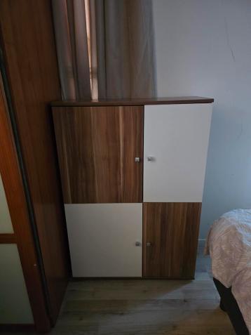 Kleine 4-deurs kast met 2 planken en kinderbeveiliging