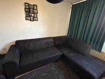 Comfortabele donkerbruine hoekbank met lichte slijtage