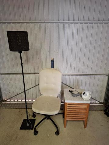 Gratis: Staande lamp, bureaustoel, wasmand/badkamermeubel