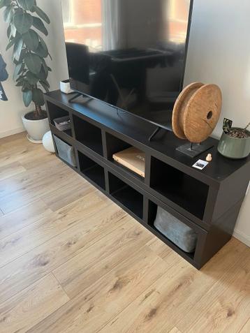 Donkere houten tv meubel, gratis af te halen.