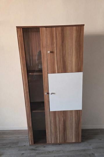 Hoge woonkamerkast met glazen deur en 3 planken