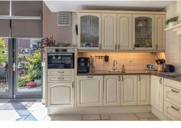 Landelijke keuken met glas in lood vitrine. Siemens koelkast