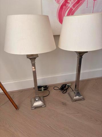 Twee stijlvolle tafellampen met stoffen kap, gratis af te ha