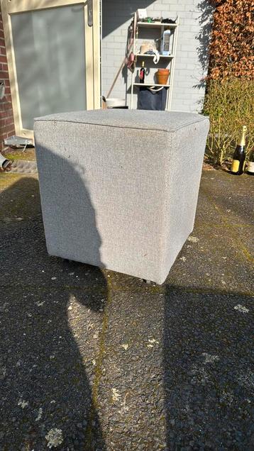 Grijze hocker / poef op wielen - gratis