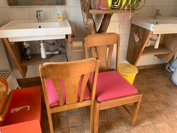 twee eetkamer stoelen