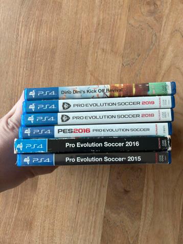 Pro Evolution Soccer PS4 Bundel (2015-2019) + Dino Dini's