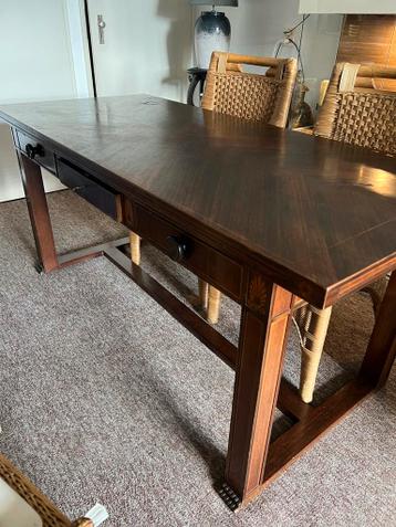 Gratis bureau/woonkamertafel met 4 rieten stoelen