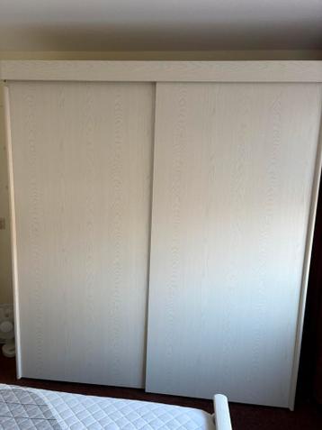 Mooi linnenkast met schuifdeuren