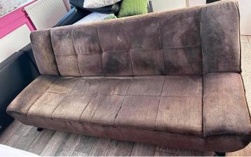 Gebruikte slaapbank met wat gebruikssporen