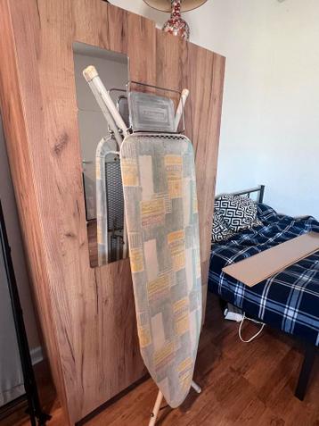 Strijkplank met strijkijzerhouder