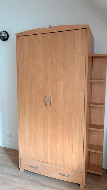 Kledingkast met boekenplank