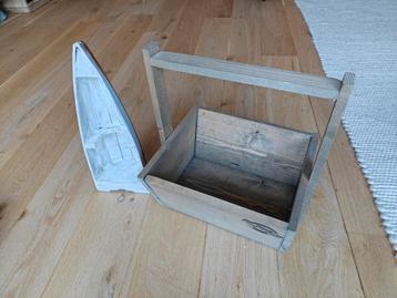 Houten mandje met handvat en decoratieve boot