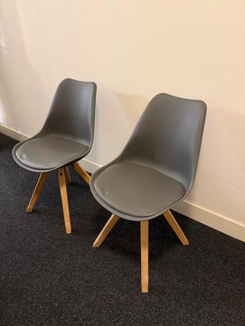 Gratis: 2 gebruikte eettafelstoelen, grijs met houten poten
