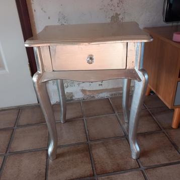 Zilverkleurig nachtkastje met lade