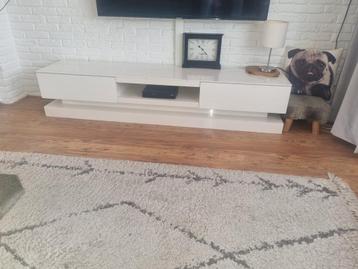 GRATIS tv kastje met ledverlichting