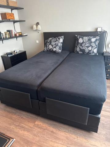 Zwart lederlook elektrisch verstelbaar boxspringbed