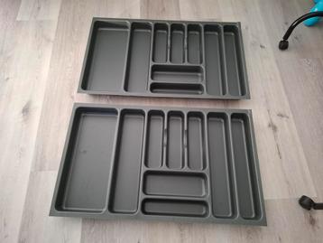 2 kunststof bestekbakken 81x48 cm met lichte schade