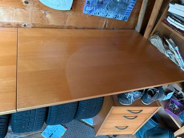 Gratis groot stevig beuken hoekbureau met gebruikssporen