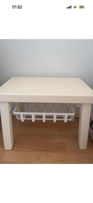 Sidetable with magazine holder