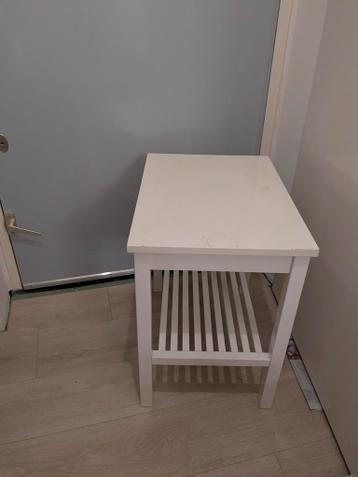 Witte bijzettafel met opbergplank
