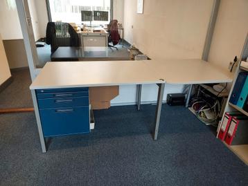 Bureau 120x80 merk Voko, gratis af te halen.