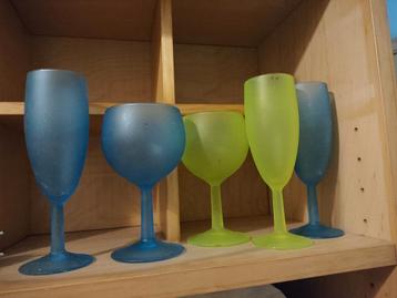 Gratis: Set van 5 gekleurde glazen