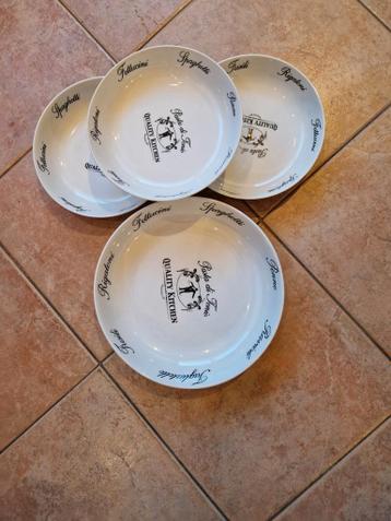 Pasta schaal met 3 pasta borden
