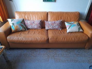 Mooie 3 zitsbank , Okergeel,  nog als nieuw .